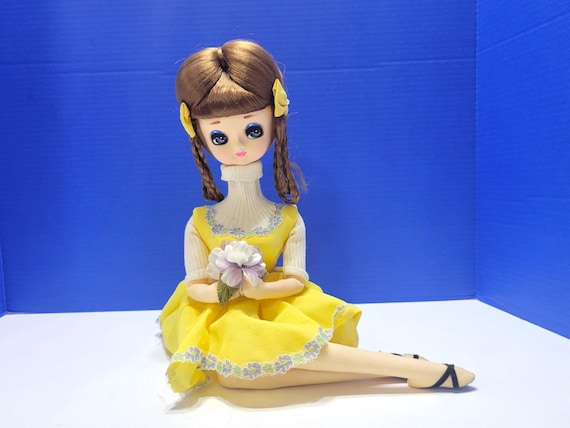 Vintage Big Eye Bradley Doll Sitting Pretty in Yellow Dress