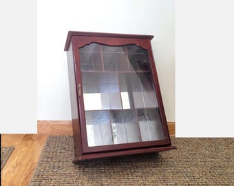 Vitrina colgante de madera vintage con puerta de cristal y múltiples estantes 19,5 x 15