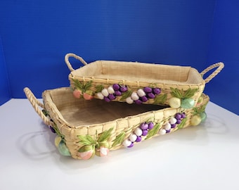 Par de cestas apilables de rafia tejida de estilo vintage para frutas.