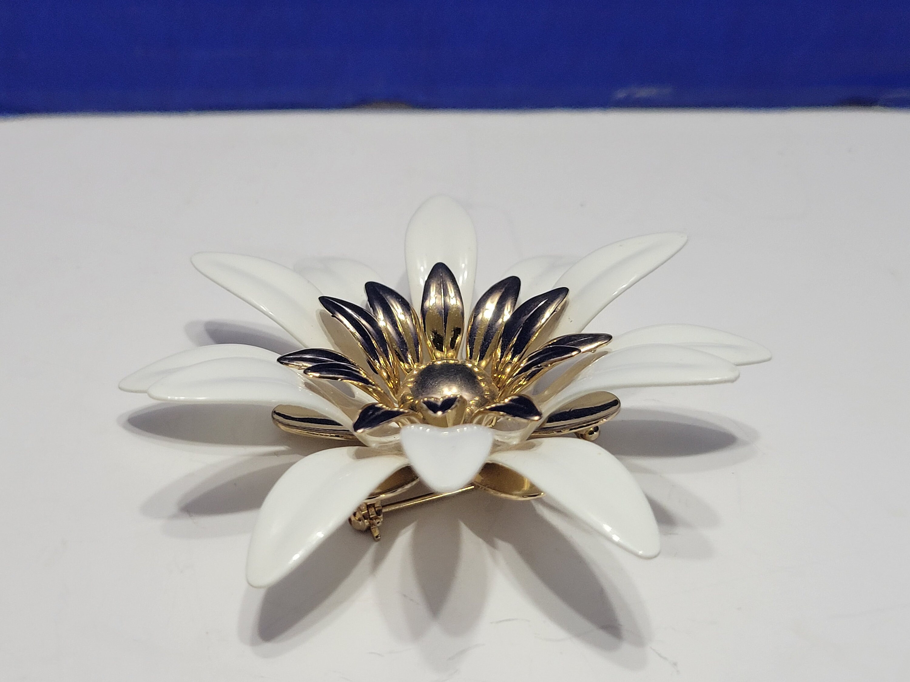 Vintage Sarah Coventry Daisy Brooch Large White and Gold - Etsy