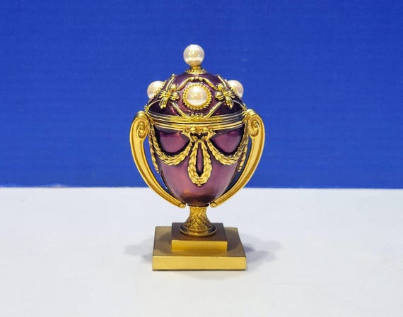 Vintage Joan Rivers Imperial Treasures The Lost Bee Pin Inside Egg