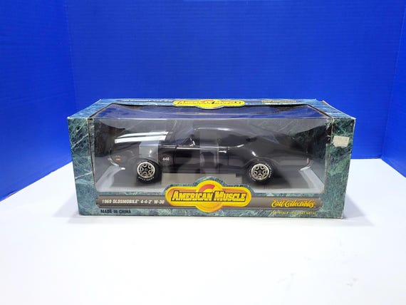 Vintage American Muscle 1969 Oldsmobile 4-4-2 W30 1:18 Diecast Car