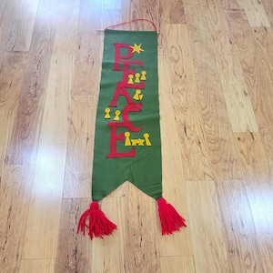 Striscione vintage in feltro verde con nappe rosse