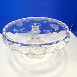 Alzata per torta vintage in vetro trasparente con foglie di felce incise