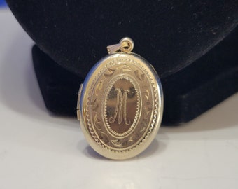 Medallón vintage con inicial M de metal en tono plateado