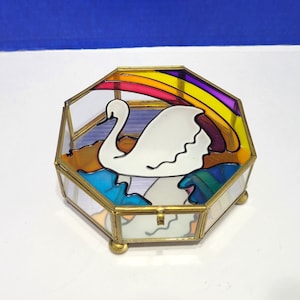 Vintage Achteck Messing und Glas Box Buntglas Schwan unter Regenbogen