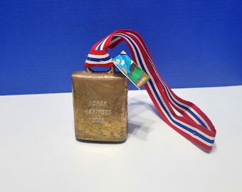 Cencerro vintage de metal macizo con cinta con la bandera noruega