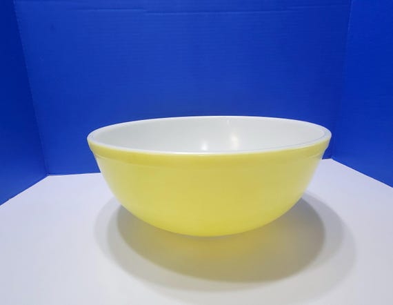 Large Vintage Pyrex Yellow Mixing Bowl #404