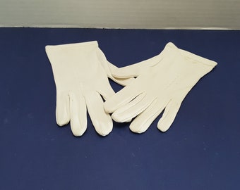 Vintage White Ladies Gloves with Dart Wrist Length