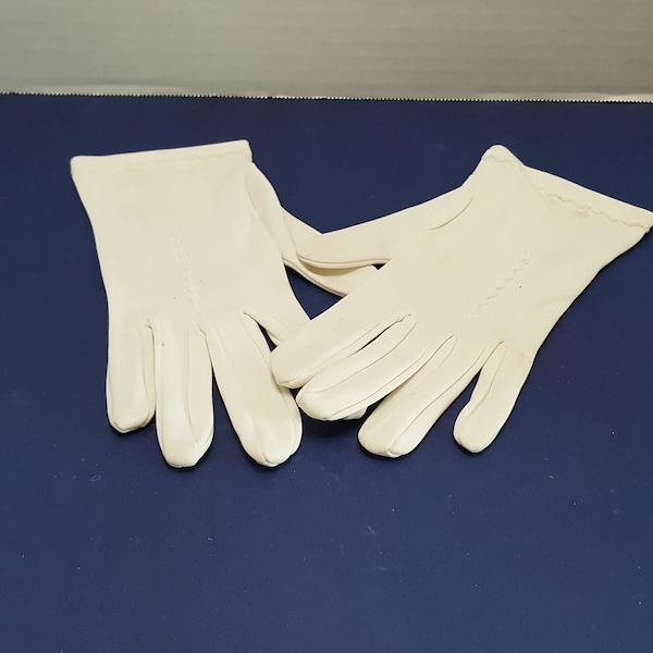 Vintage White Ladies Gloves with Dart Wrist Length