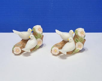 Par de mini portavelas de porcelana blanca con forma de paloma, estilo vintage de Avon, año 1985.