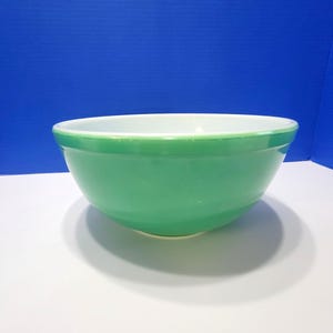Vintage Green Pyrex Mixing Bowl No Number 8.5 Inches Wide