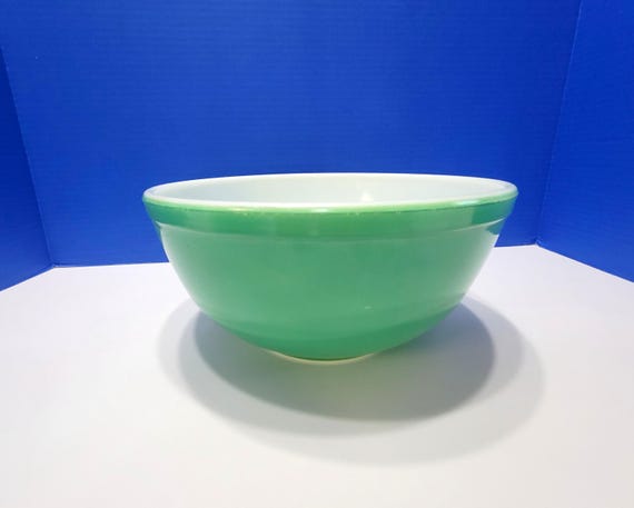 Vintage Green Pyrex Mixing Bowl No Number 8.5 Inches Wide