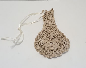 Victorian Beige Mano Crocheted Monedero Floral