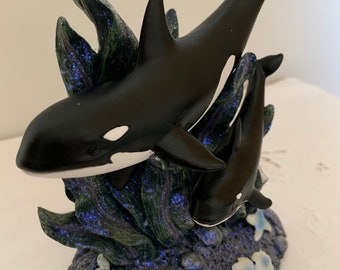 SEA WORLD* Black & White DOLPHINS* Figurine Statue On Glitter Under Water Coral Reef*