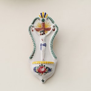 Excellent 8-3/4&quot; Vintage Hand Painted Old World Majolica Style &#39;The Crucifixion&#39; Ceramic Holy Water Font Stoup | Czechoslovakia
