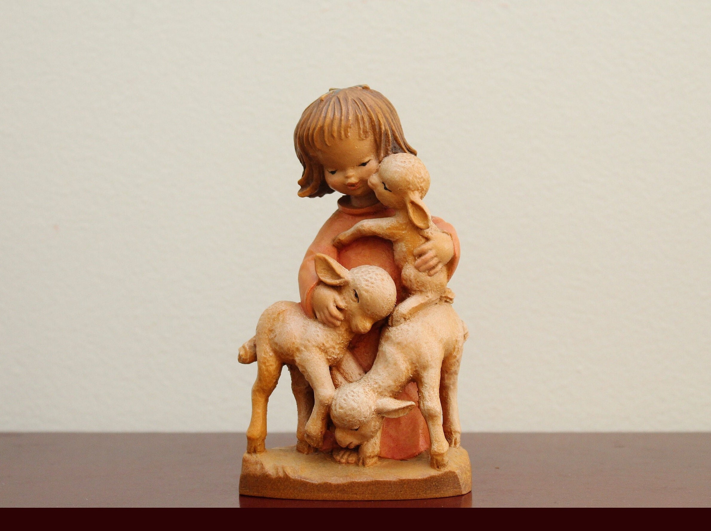 アンリ人形 Shepherd lying with lambs nativity