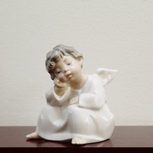 Near Mint 4&quot; Lladro &#39;Angel Thinking&#39; Porcelain Figurine by Fulgencio Garcia | # 4539 Gloss Finish | Spain