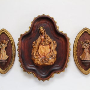 Excellent ANRI 11&quot; Hand Carved Wood Madonna and Child Enthroned with Angels 3 Piece Matched Wall Plaque Set | Made in Italy