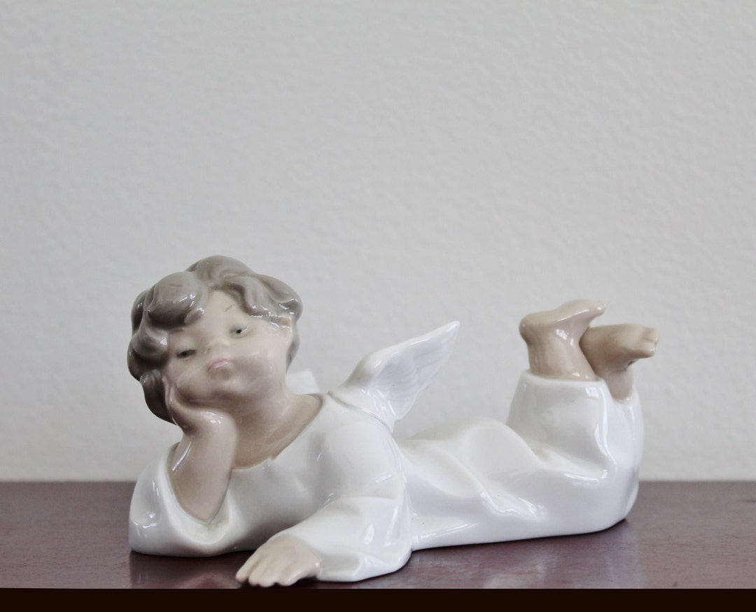 Excellent 51/2 Vintage Lladro Angel Laying Down Porcelain Figurine by