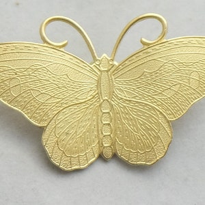 Grand pendentif papillon en laiton. STYLO-170