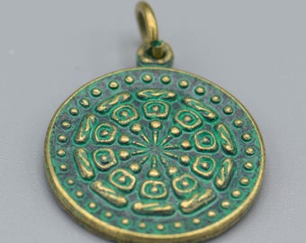 1 amuleto Dharma con rueda de oración budista de latón con pátina verde, colgante de 24 mm de doble cara, joyería Mala Boho SKU-PEN-7-V