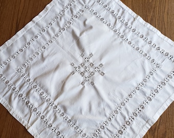 White Linen Embroidered Pulled Thread Square Tablecloth\ White Hand Embroidery/ Excellent condition, 32 x 32, (B1)