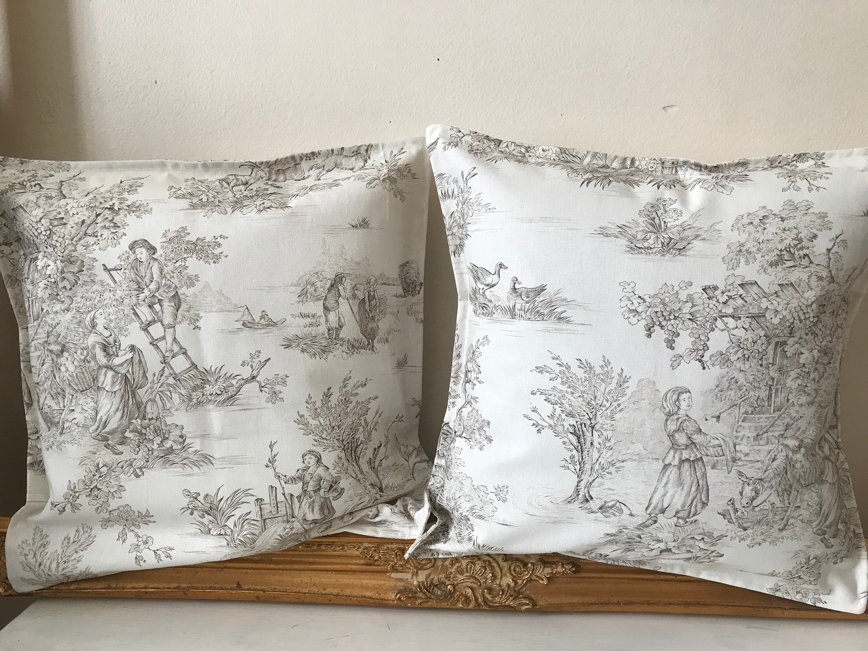 Lot de 2 Housses Coussin en Toile Jouy Dessins Bruns Claires sur Le Fond Blanc Pour Des Coussins 40/
