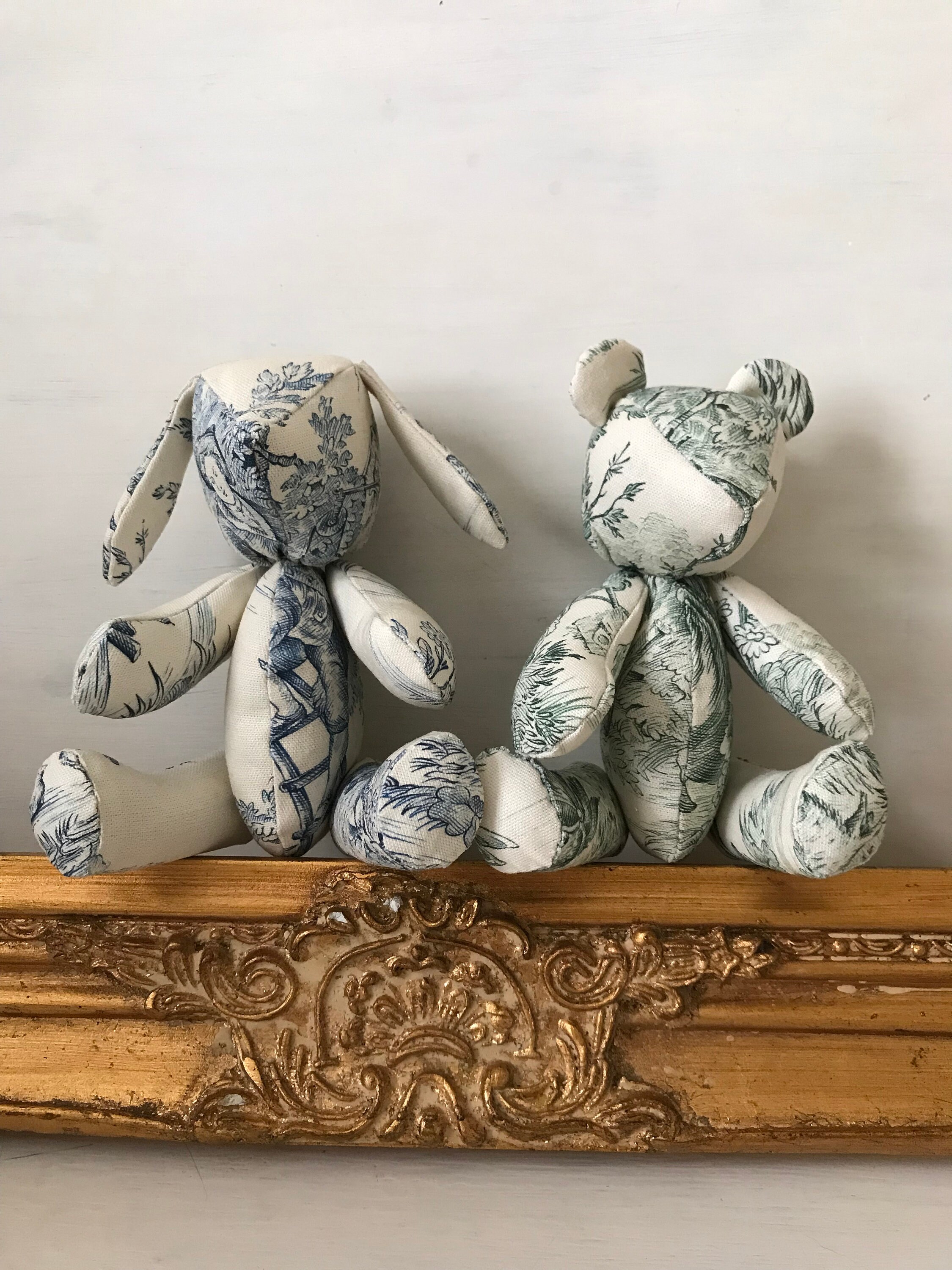 Petite Peluche Décorative en Toile de Jouy | Dernière Pièce