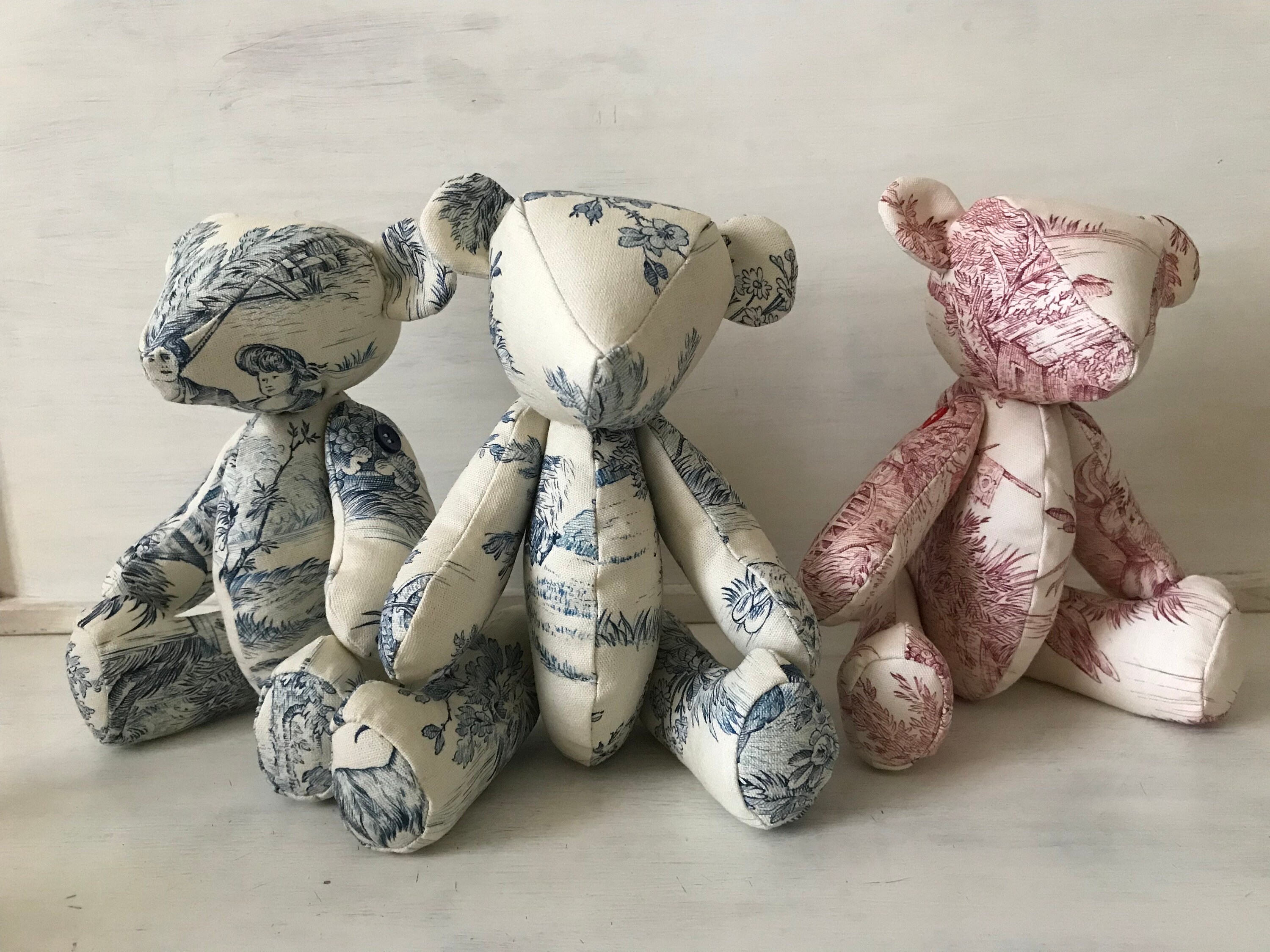 Petite Peluche Décorative en Toile de Jouy | 1 Pièce Au Choix