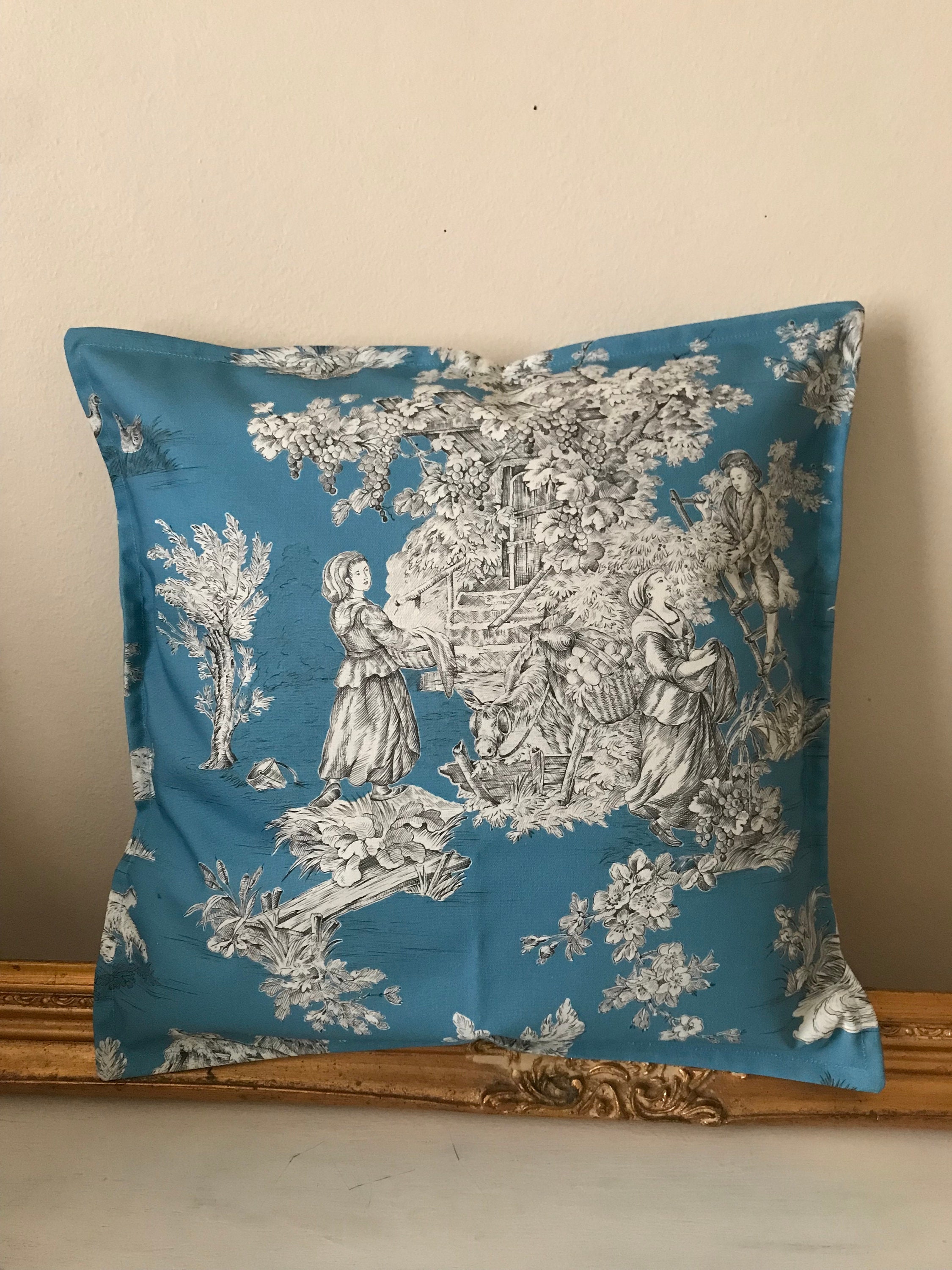 Housse de Coussin en Toile Jouy Bleue Aux Dessins Gris/Blancs Pour Un 40/42 cm | 1 Pièce