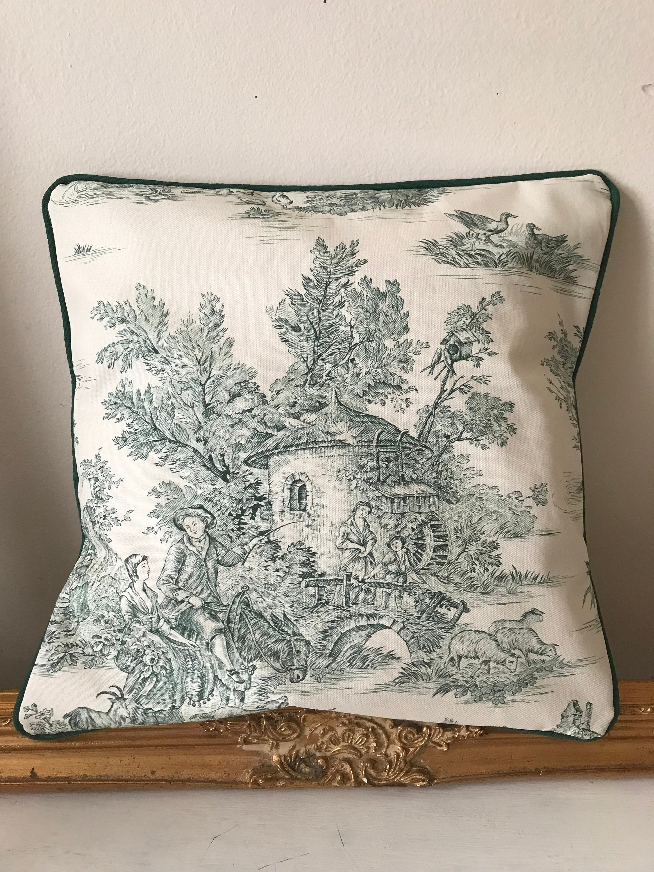 Housse de Coussin Passepoilée en Toile Jouy Blanche Aux Dessins Verts Pour Un Carré 40/42 cm