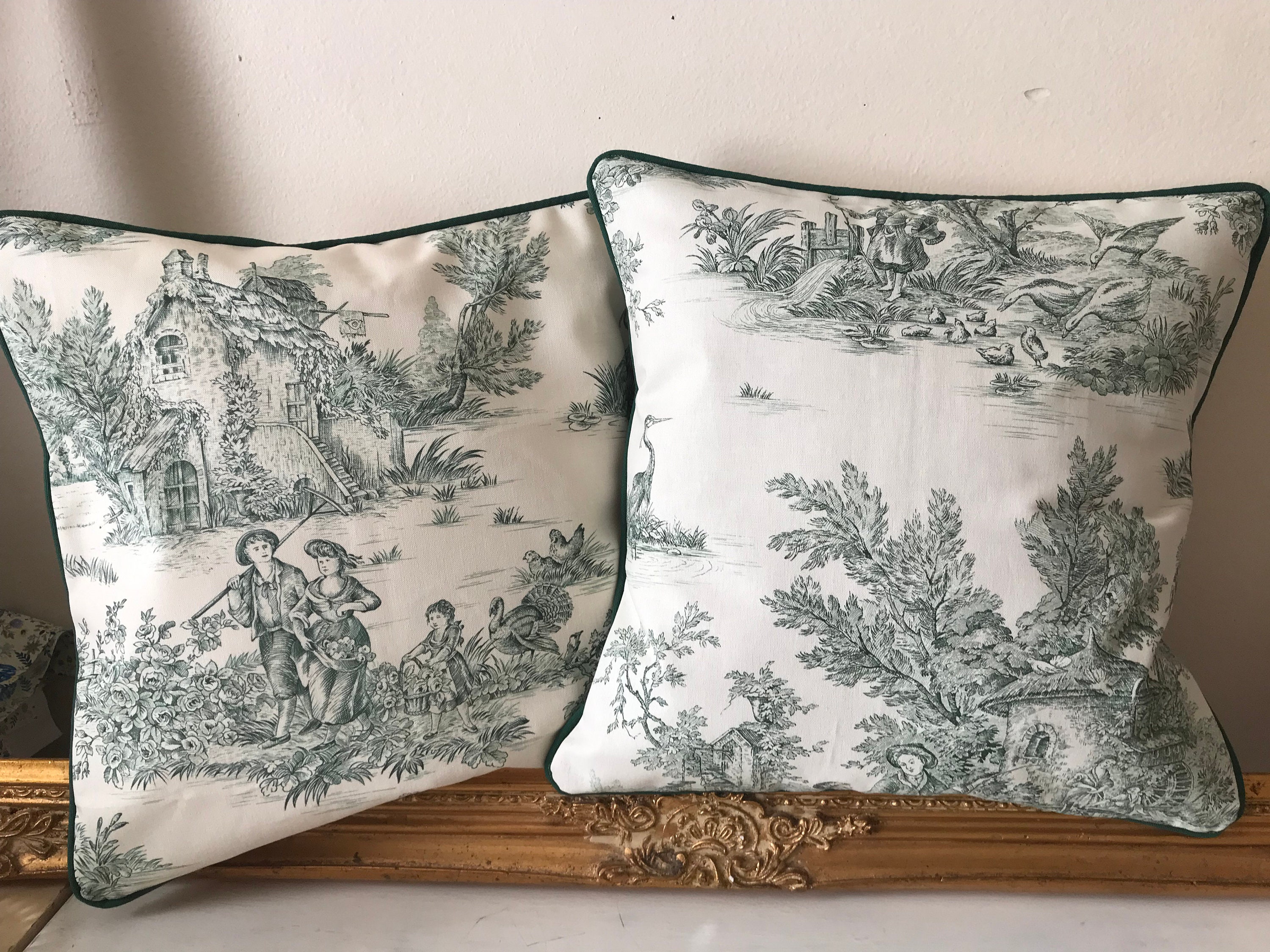 Lot de 2 Housses Coussin Passepoilées en Toile Jouy Blanche Aux Dessins Verts Pour Des Coussins Carr
