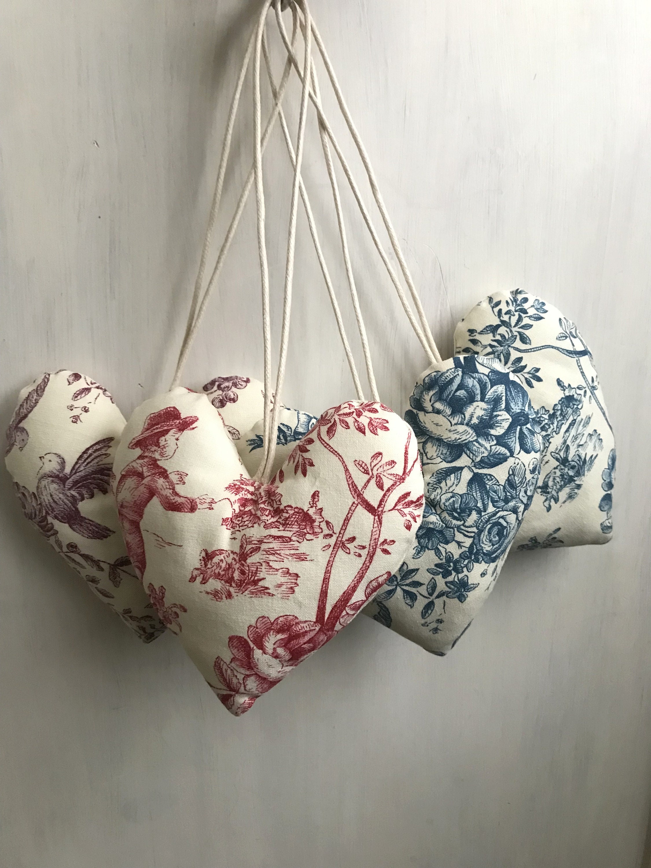 Ornement Décoratif Coeur en Toile de Jouy, Une Couleur Au Choix