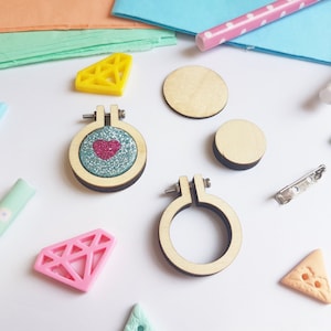 Mini Embroidery Hoop W/ Brooch - 1.1" - Mini Embroidery Hoop - Tiny Wooden hoop - DIY Kit - Mini Hoop Kit - UK