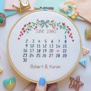 Personlig bröllopskalender Korsstygnsring – Blommig jubileumspresent