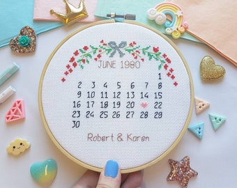 Hochzeitskalender Kreuzstich - Personalisierter Hochzeitskalender Hoop - Wandkunst - Moderner Blumenkreuzstich - Save the Date Kalender