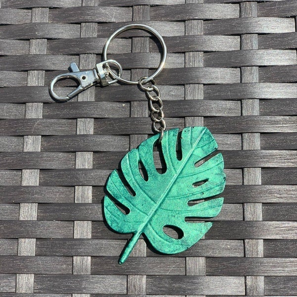 Resin keychain, resin keychain glitter, monstera, monstera leaf, monstera keychain, keychain personalized, keychain charm, tropical keychain