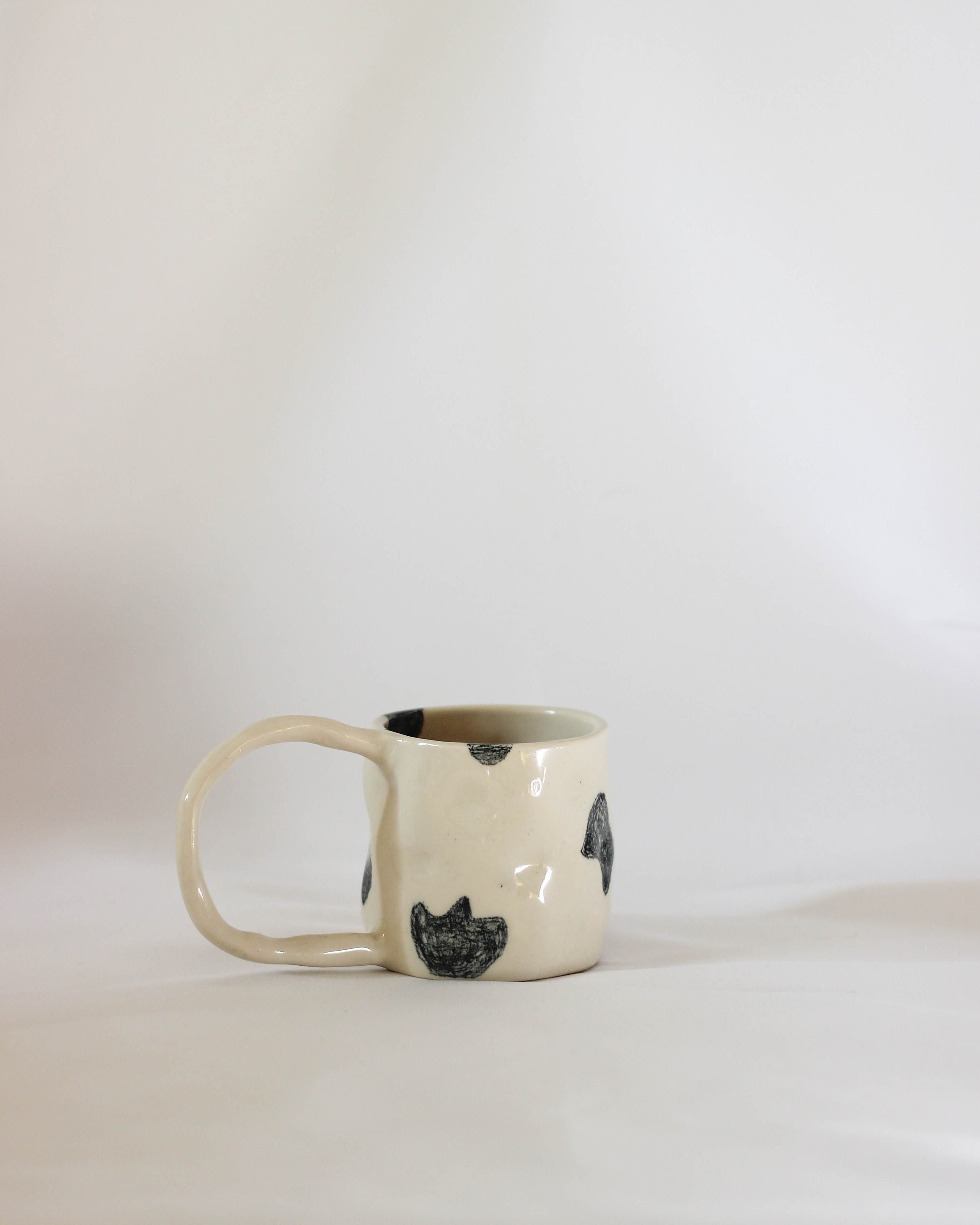 Tasse à Grande Anse, Motifs