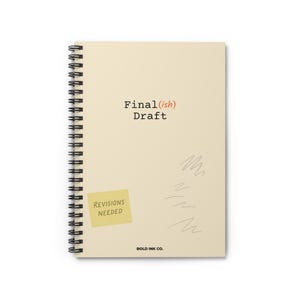 Puede incluir: Cuaderno con espiral de color crema. La portada presenta el texto "Final (ish) Draft" en negro, con una nota adhesiva amarilla que dice "Revisions Needed". El cuaderno tiene una encuadernación en espiral negra y las palabras "BOLD INK CO.".