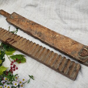 Puede incluir: Dos lavaderos de madera antiguos. El lavadero superior es liso y el inferior tiene una superficie corrugada. Ambos lavaderos est&aacute;n desgastados y tienen un acabado de madera natural.