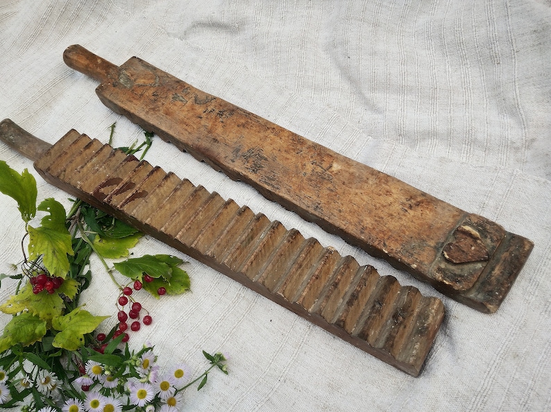Puede incluir: Dos lavaderos de madera antiguos. El lavadero superior es liso y el inferior tiene una superficie corrugada. Ambos lavaderos est&aacute;n desgastados y tienen un acabado de madera natural.