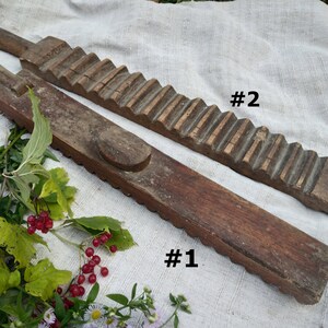 Puede incluir: Dos tablas de lavar la ropa de madera antiguas, una con una superficie lisa y la otra con una superficie corrugada. Las tablas est&aacute;n etiquetadas con el n&uacute;mero #1 y #2.
