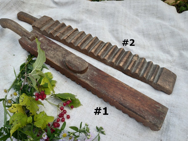 Puede incluir: Dos tablas de lavar la ropa de madera antiguas, una con una superficie lisa y la otra con una superficie corrugada. Las tablas est&aacute;n etiquetadas con el n&uacute;mero #1 y #2.