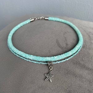 Collar de menta con cuentas ligeras con gargantilla de encanto de estrella de mar, cuentas de semillas de ganchillo en capas gargantilla minimalista