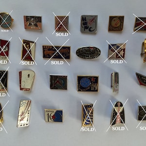 Pode incluir: Uma coleção de 20 pinos de esmalte vintage do programa espacial soviético. Os pinos apresentam vários designs, incluindo foguetes, satélites e astronautas. Os pinos estão em bom estado e seriam uma ótima adição à coleção de qualquer entusiasta do espaço.