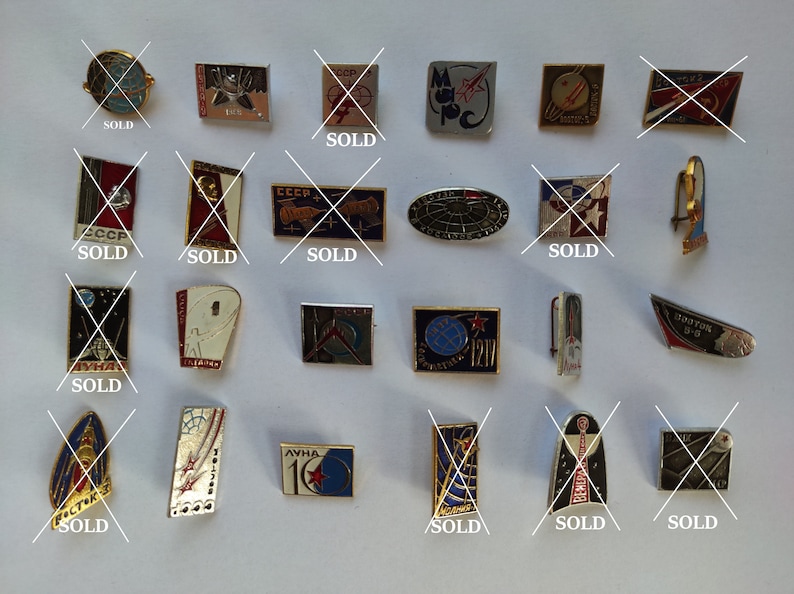 Peut inclure: Une collection de 20 &eacute;pingles en &eacute;mail vintage du programme spatial sovi&eacute;tique. Les &eacute;pingles pr&eacute;sentent divers motifs, notamment des fus&eacute;es, des satellites et des astronautes. Les &eacute;pingles sont en bon &eacute;tat et seraient un excellent ajout &agrave; la collection de tout passionn&eacute; d'espace.