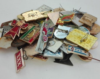 Lot aléatoire de badges soviétiques, tous originaux.
