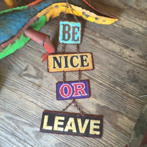 Letrero de metal "Be Nice or LEAVE" (Sé amable o vete) - "Best Seller" (Un modo original de decir "bienvenido"). Un saludo perfecto para la puerta de entrada de tus "amables" invitados