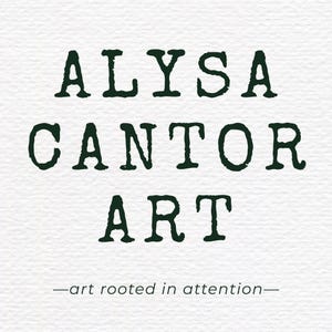 Pu&ograve; includere: Uno sfondo di carta bianca testurizzata che presenta il testo verde scuro ALYSA CANTOR ART in un carattere serif grassetto e usurato. Sotto il testo principale, la frase art rooted in attention &egrave; scritta in un carattere sans-serif verde scuro pi&ugrave; piccolo.